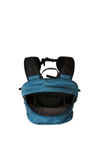 Niebieski plecak z czarnymi, wyściełanymi szelkami, prostokątny kształt, zamykany na zamek, z wewnętrzną kieszenią o miękkim wykończeniu.