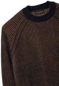 Marineblauer und brauner gestreifter Pullover mit gerippter Textur, ausgestattet mit Rundhalsausschnitt und Raglanärmeln. Das Etikett trägt die Aufschrift "PIOMBO".