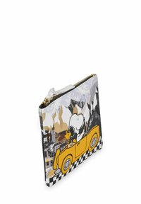 Ritspouch met een cartoon hond en kat in een gele auto. Materiaal is stof met een schilderachtige bergachtergrond, in grijze en zwarte accenten.