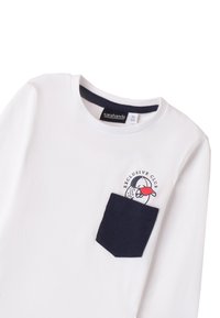 Weißes Langarm-T-Shirt mit einer marineblauen Tasche, das eine Grafik eines Vogels auf der Tasche zeigt, mit dem Text "EXCLUSIVE CLUB" darüber.