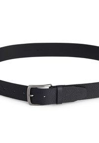 Svart lærbelte med teksturert overflate, en sølvfarget metallspenne og flere hull for justering. Glatt underside, lengde 90-94 cm.