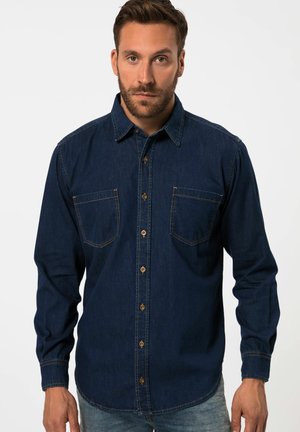 Donkerblauwe denim shirt met een puntkraag, twee borstzakken en knoopsluiting. Heeft contrasterende stiksels en lange mouwen.