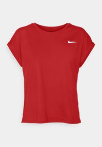 Punainen T-paita, jossa on lyhyet hihat, pyöreä kaula-aukko ja valkoinen Nike-logo vasemmassa rinnassa. Valmistettu sileästä, kevyestä materiaalista.