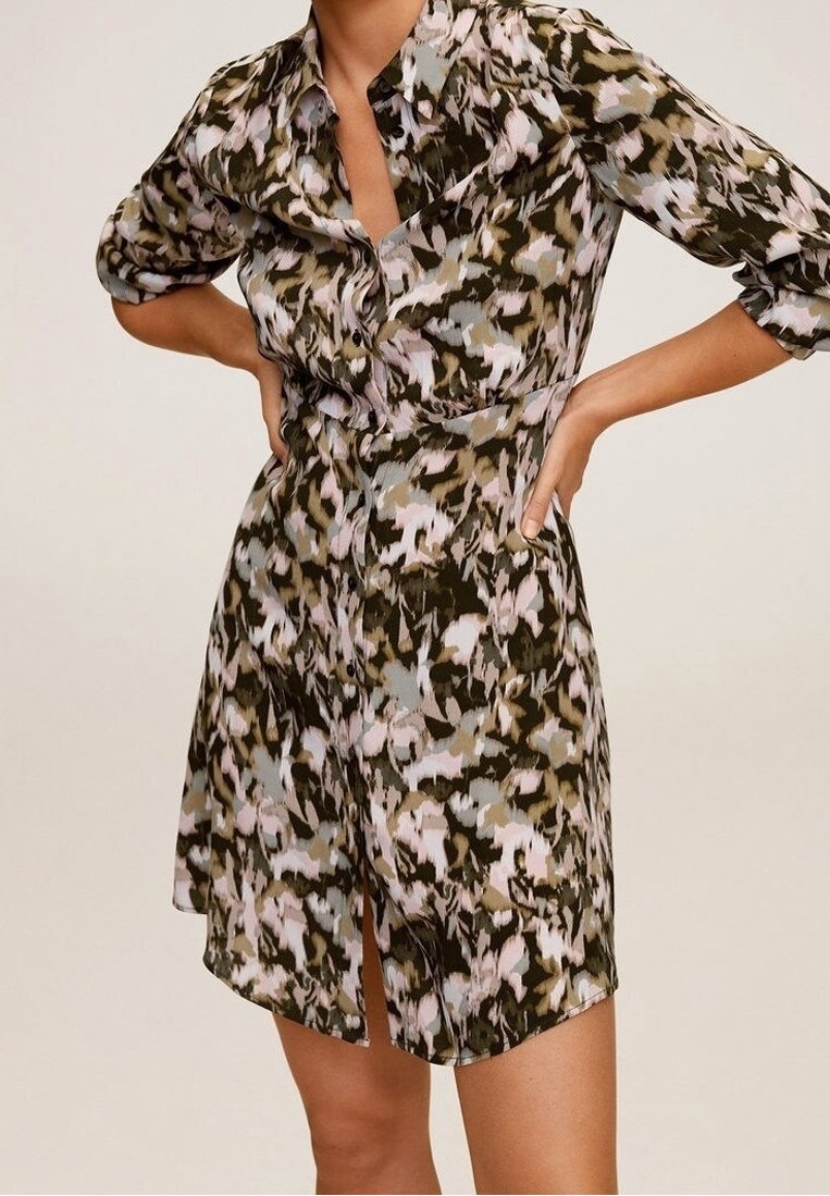 Hemdblusenkleid im mehrfarbigen, abstrakten Muster mit Grüntönen, Pink und Blau. Verfügt über einen Kragen, Knöpfe und seitliche Schlitze.