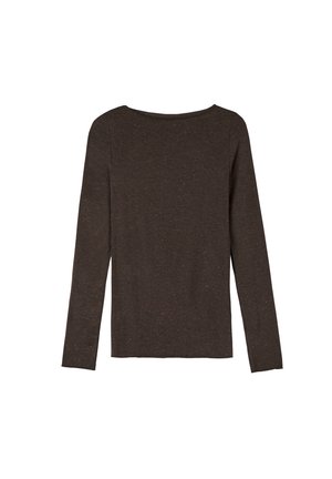 Top marrone a maniche lunghe realizzato in tessuto testurizzato, con scollatura rotonda e una silhouette semplice e aderente, senza decorazioni visibili.