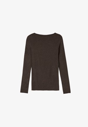 Camisa marrón de manga larga con cuello redondo, hecha de una tela texturizada que presenta sutiles motas, diseñada para un ajuste relajado.