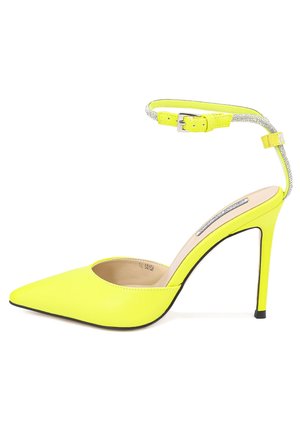 Gul spidsede pumps med en elegant design, en ankelrem med rhinsten-detaljer og en blank finish.