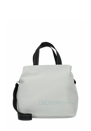 Sac à main blanc texturé avec des poignées et des accents noirs. Dispose d'une fermeture à glissière et d'un logo de marque visible à l'avant. Design compact et arrondi.