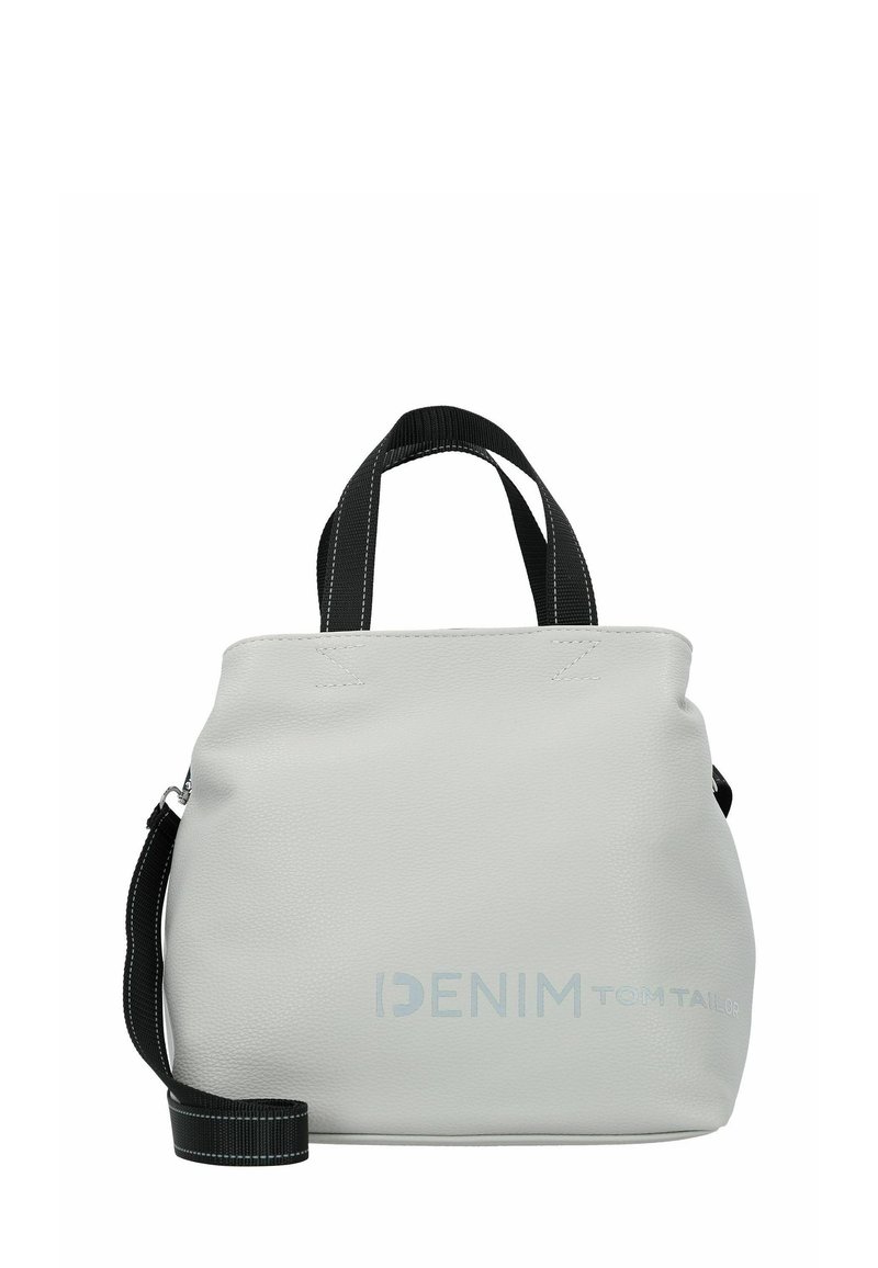 Witte leren handtas met zwarte straps en accenten. Voorzien van een ritssluiting en een zichtbaar merklogo aan de voorkant. Compact en afgerond ontwerp.