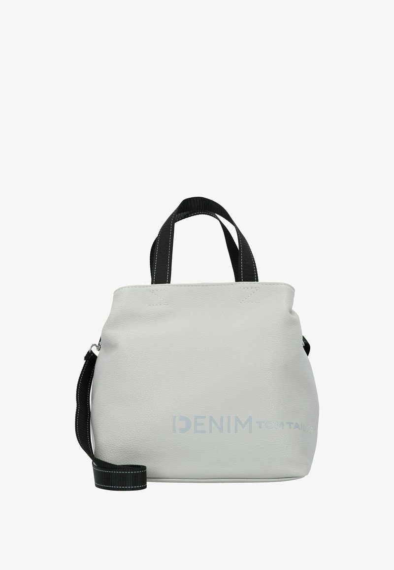 Borsa bianca texturizzata con manici e dettagli neri. Presenta una chiusura con zip e un logo del brand visibile sul davanti. Design compatto e arrotondato.