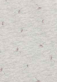 Jasnoszara tkanina o miękkiej teksturze, z drobnymi, rozrzuconymi wzorami nasion mniszka lekarskiego w jasnoróżowym kolorze.