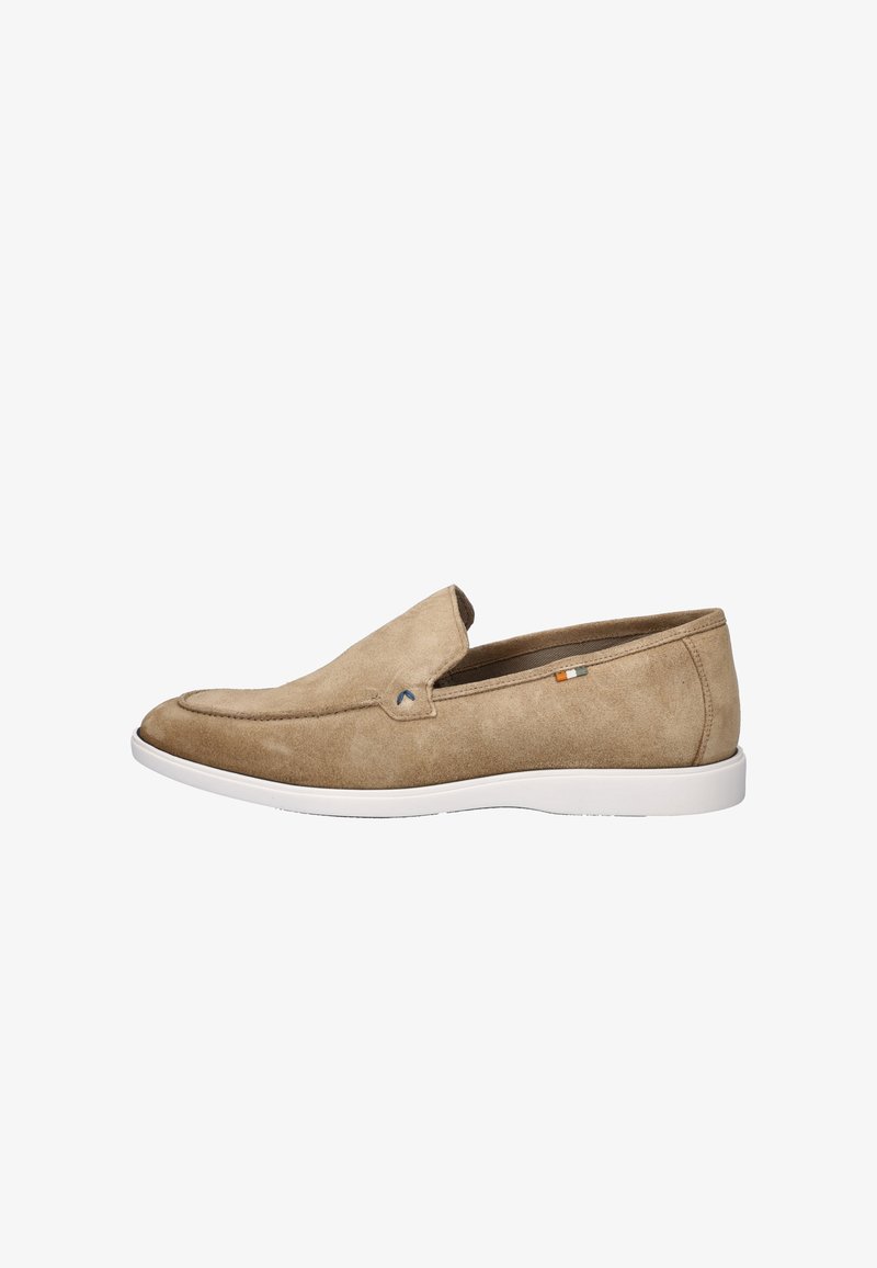 Beige suede instap schoen met een ronde neus, elastische zijkanten en een witte rubberen zool. Minimalistisch ontwerp en een soepele textuur.