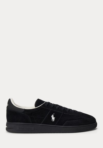 Μαύρο sneaker χαμηλού τύπου με μαύρα κορδόνια, λευκή εσωτερική επένδυση και λευκό λογότυπο Polo Ralph Lauren στο πλάι και στη φτέρνα.
