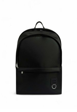 Mochila negra con parte superior redondeada, hecha de tela lisa. Cuenta con un bolsillo frontal, cremalleras plateadas y una anilla para colgar accesorios.