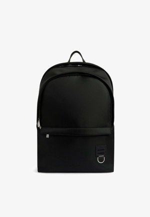 Mochila negra con parte superior redondeada, hecha de tela lisa. Cuenta con un bolsillo frontal, cremalleras plateadas y una anilla para colgar accesorios.