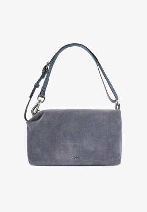 Prostokątna torba z miękkiego szarego zamszu z regulowanym niebieskim skórzanym paskiem i srebrnymi elementami, z małym czarnym logo "CCHNIK" na przodzie.
