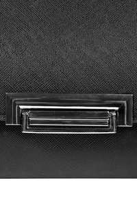 Borsa a tracolla nera con texture, dotata di una elegante chiusura in metallo e un design geometrico. Il materiale è simile alla pelle, conferendo un aspetto strutturato.