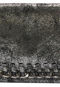 Fekete fém clutch, textúrált felülettel, repedezett mintázattal és ezüst lánc díszítéssel az alján.