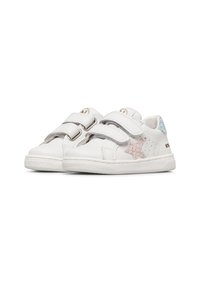 Sneakers bianchi per bambini con doppie fascette in velcro, stella glitterata rosa sul lato e toppa blu glitterata sul tallone, fotografati su sfondo bianco.