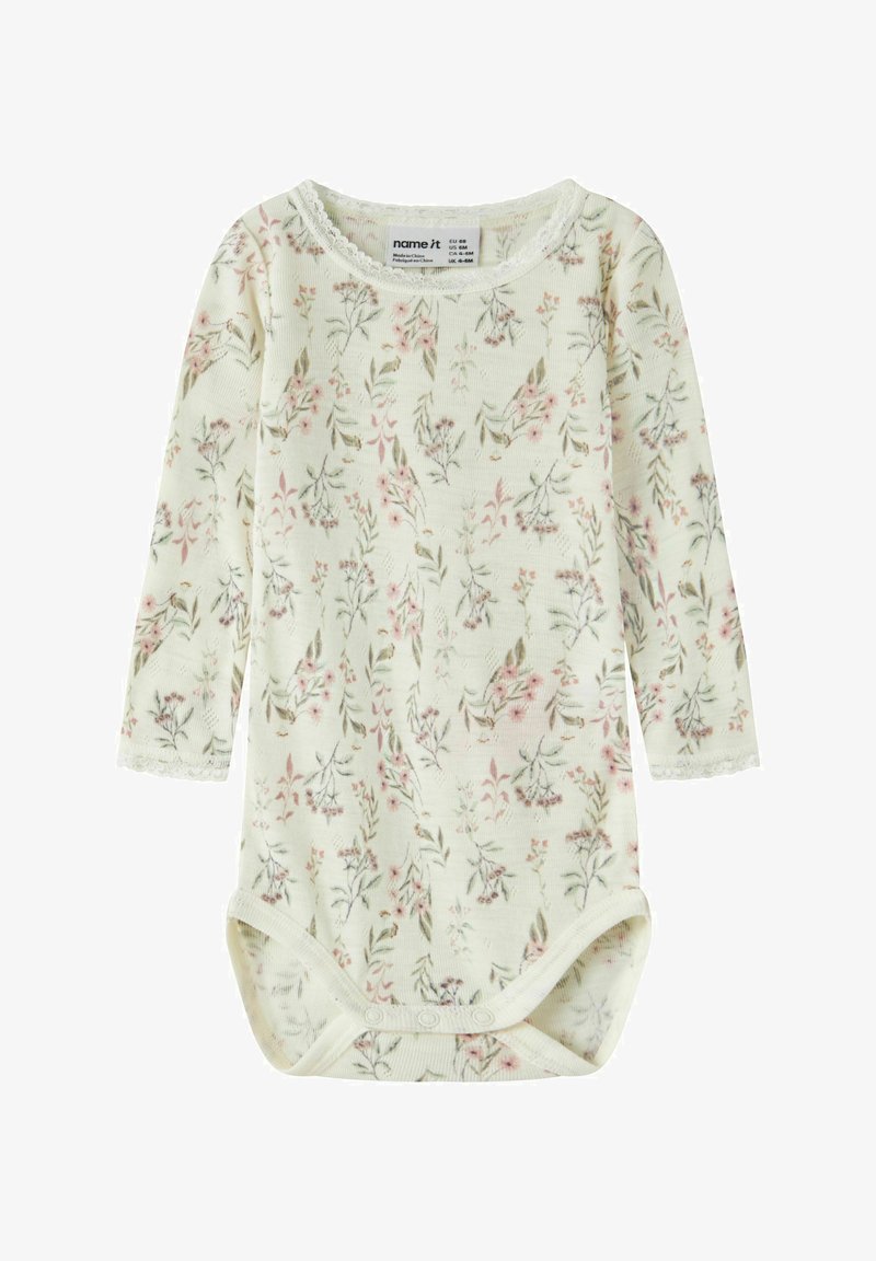 Body pour bébé à manches longues de couleur crème avec imprimé floral rose et vert, bords festonnés, et fermetures à pression à l'entrejambe.