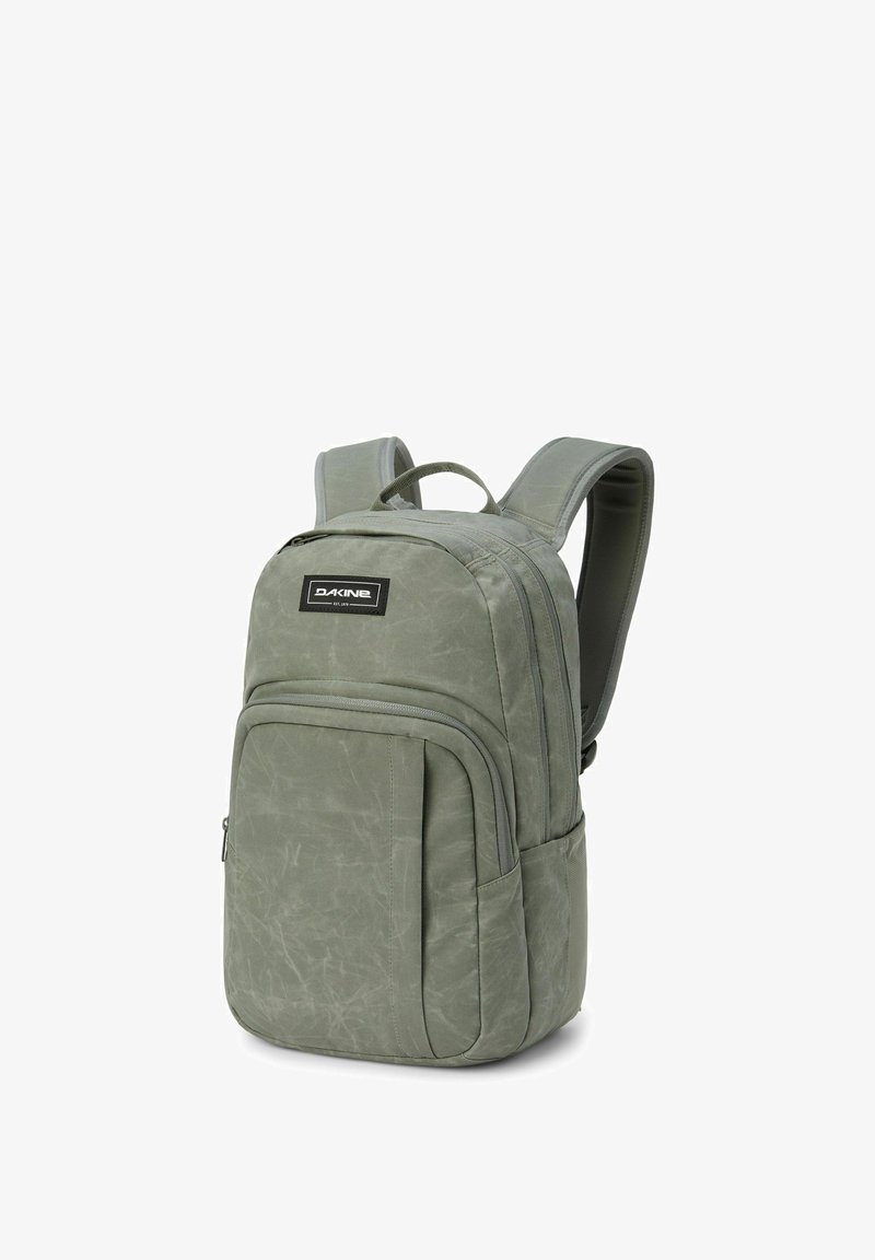 Zaino verde Dakine con due scomparti principali con zip, tasca frontale con zip, spallacci imbottiti e tasche laterali in rete.