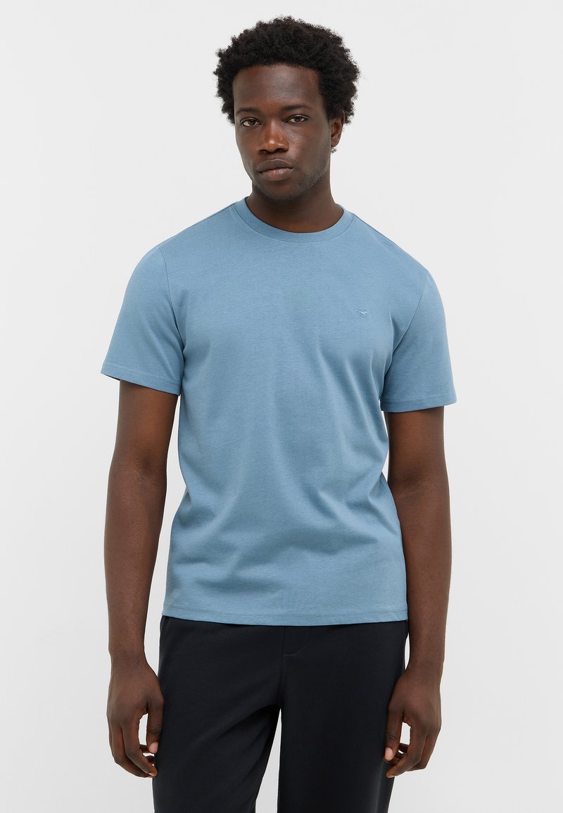 Jasnoniebieska koszulka z krótkim rękawem z bawełny, z okrągłym dekoltem i małym haftowanym logo na piersi.