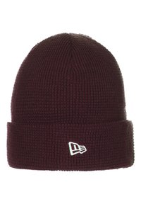 Beanie tricotat de culoare burgund cu o margine pliată și un mic logo alb. Prezintă un model texturat pe toată suprafața pentru un plus de căldură.