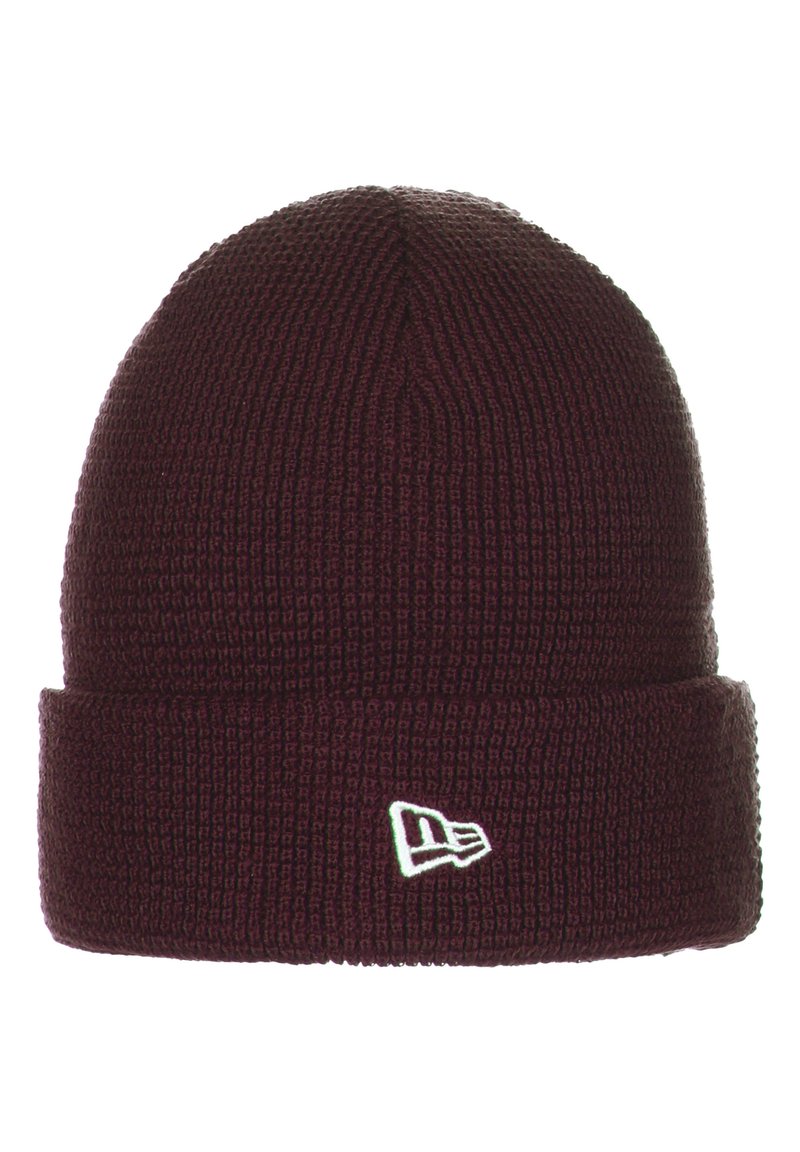 Beanie tricotat de culoare burgund cu o margine pliată și un mic logo alb. Prezintă un model texturat pe toată suprafața pentru un plus de căldură.