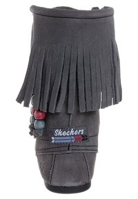 Grijze suède enkellaars met franjes, kralenaccenten en een zwart logoplaatje. Heeft een ronde neus en een zachte textuur.