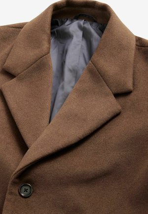 Brauner Wollmischmantel mit großen abgerundeten Revers, Ein-Knopf-Verschluss und grauem Satinfutter. Weiche Textur mit feinen Verarbeitungsdetails.