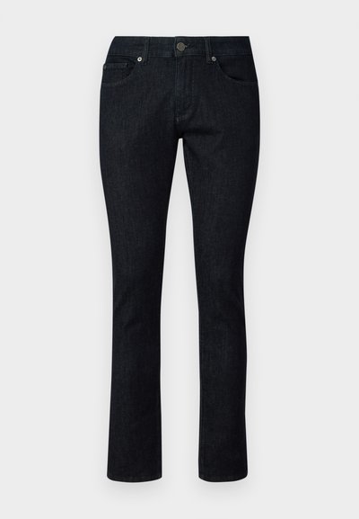 Jeans de mezclilla oscura con un diseño de pierna recta, que cuentan con bolsillos frontales, un cierre de botón y costuras de contraste. Sin patrones visibles ni desgaste.