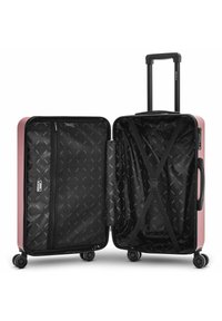 Maleta rígida con un exterior rosa y un interior negro. Las características incluyen doble cremallera, correas cruzadas y ruedas de rodaje suave.