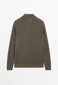 Langærmet olivengrøn striktrøje med en mock neck krave, ribbede manchetter og slidser i siderne ved kanten, vist fra ryggen.