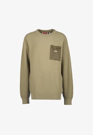 Pull en tricot beige texturé avec poignets et ourlet côtelés, doté d'une poche poitrine zippée contrastante en vert olive sur le côté gauche.
