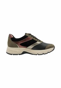 Adidași cu un mix de piele neagră și suede verde oliv, cu accente metalice roz aurii, o vârf texturat și o talpă groasă albă.