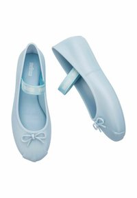 Bailarinas en azul claro con un acabado de goma suave, que cuentan con un pequeño detalle de lazo en la punta y una suave correa de tela.