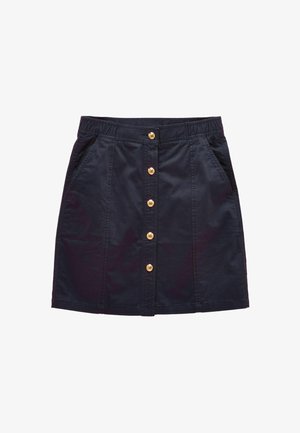 Fustă neagră până la genunchi, cu nasturi aurii frontali și buzunare laterale, având panouri verticale cusute și o bandă de talie.