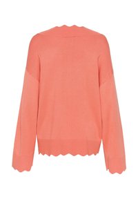 Koralen pleteni pulover s valovitim robom, širokega kroja in širokimi rokavi. Tkanina se zdi mehka in gladka, zasnovana za sproščeno nošenje.