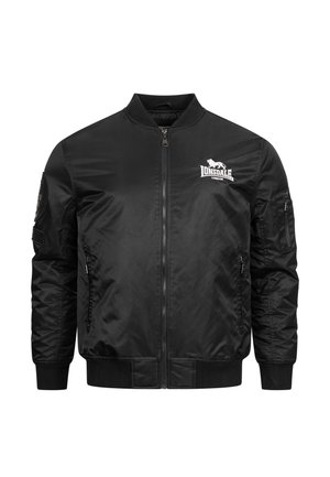 Chaqueta bomber negra hecha de nylon suave con cierre de cremallera, puños y dobladillo acanalados, y logotipo de Lonsdale en el lado izquierdo del pecho. Cuenta con bolsillos laterales.