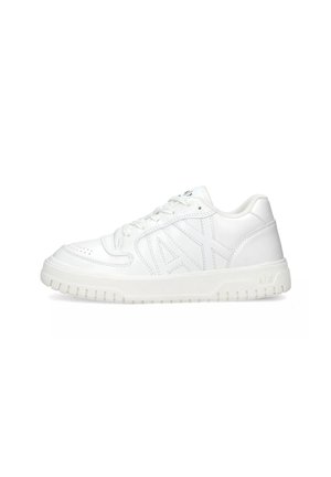 Sneaker bianco con tomaia in pelle liscia, dettagli con logo, perforazioni e suola in gomma testurizzata con un disegno del battistrada distintivo.