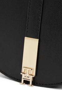 Tommy Hilfiger HERITAGE SADDLE - Skuldertasker - black