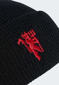 Schwarze gestrickte Mütze mit einem auffälligen roten bestickten Logo einer Figur mit einem Dreizack, aus strukturiertem Rippmaterial gefertigt.