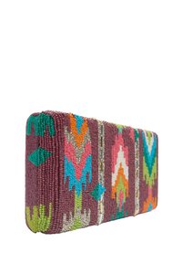 Koronkowa torebka w kolorze burgundy z wielokolorowymi wzorami geometrycznymi, z metalicznymi akcentami i teksturowaną powierzchnią dla dodatkowych detali.