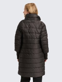 Fekete babapufi kabát magas gallérral, függőleges steppeléssel, hosszú ujjakkal és középhosszú kialakítással. Sima textúra, nincs látható szerelvény vagy minta.