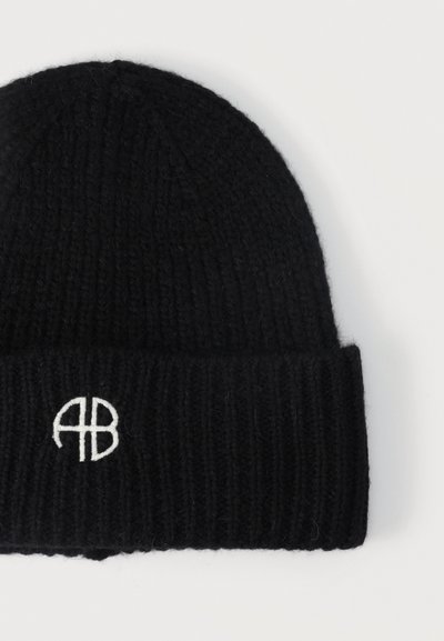 Cappellino a maglia nero con costine, dotato di risvolto e di un piccolo logo "AB" stilizzato ricamato in bianco sul davanti.