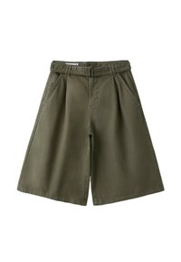 Olivengrønne knælange løstsiddende shorts med sidelommer og matchende stofbælte på hvid baggrund.