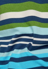 Strickstoff mit horizontalen Streifen in Grün, Weiß, Marineblau, Hellblau und Türkis, der Textur und leichte Falten zeigt.