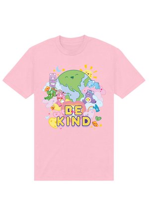 Lys pink bomulds t-shirt med et grafik af en smilende jordklode omgivet af tegneserie-bjørne, skyer og teksten "BE KIND" i fede, farverige bogstaver.