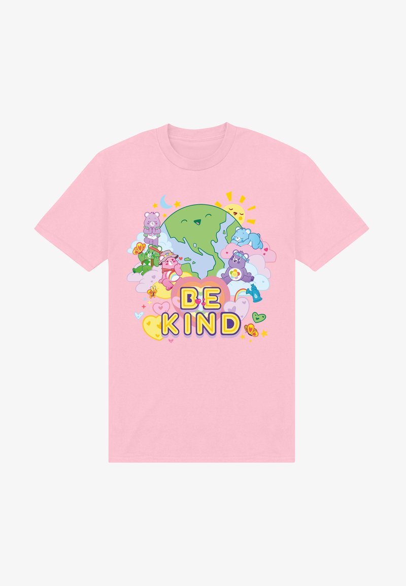 Lys pink bomulds t-shirt med et grafik af en smilende jordklode omgivet af tegneserie-bjørne, skyer og teksten "BE KIND" i fede, farverige bogstaver.