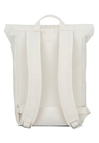 Hátulról látható fehér hátizsák, állítható vállpántokkal, felső fogantyúval és feltekerhető záródással.